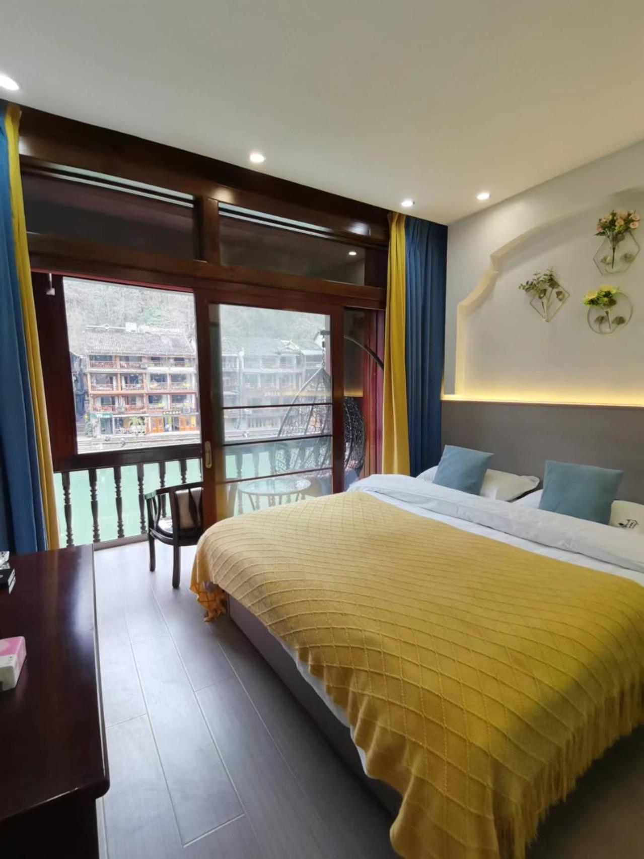 Fenghuang Ancient Town Lazy Cat Riverside Inn Exterior photo